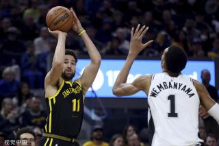 认为他在与 认为他在与